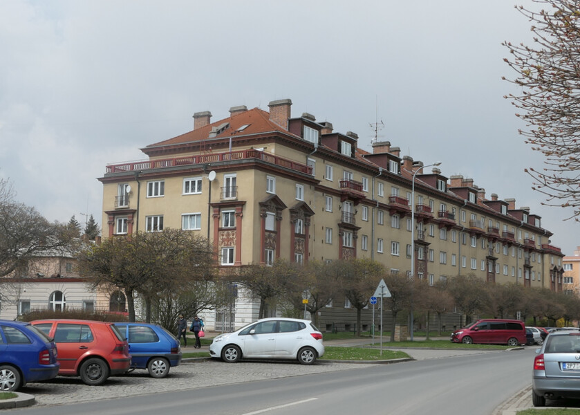 Plzeň-Slovany, Francouzská třída čp. 1862/16-1865/22, pohled od jihovýchodu (foto Lenka Lišková, 2021) Plzeň-Slovany, Francouzská třída čp. 1862/16-1865/22, pohled od jihovýchodu (foto Lenka Lišková, 2021)