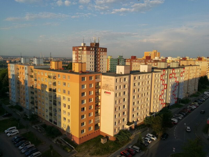 Plzeň-Severní Předměstí, Vinice, Brněnská čp. 984/25-989/35 a Břeclavská 959/2-962/8, věžový dům Břeclavská 993/10, pohled od severovýchodu (foto David Tuma, 2022) Plzeň-Severní Předměstí, Vinice, Brněnská čp. 984/25-989/35 a Břeclavská 959/2-962/8, věžový dům Břeclavská 993/10, pohled od severovýchodu (foto David Tuma, 2022)